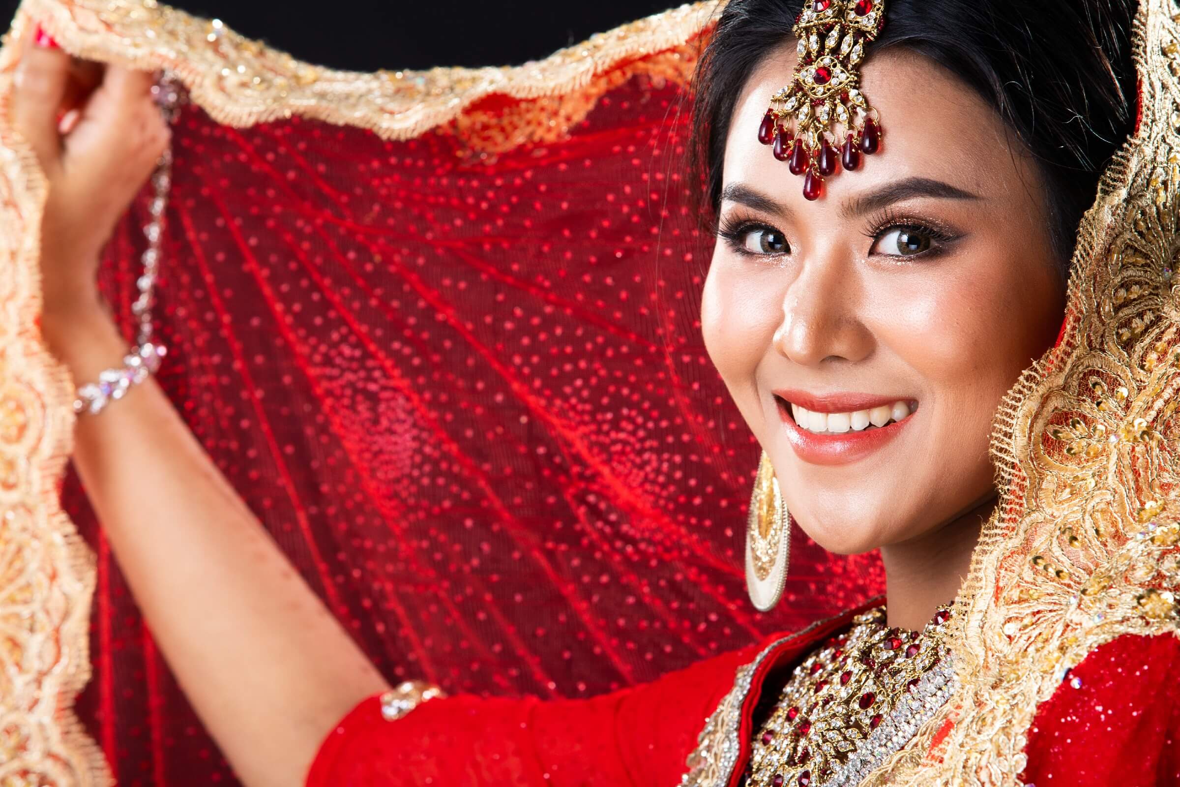 All-time favorite red for the Indian bridal makeup look