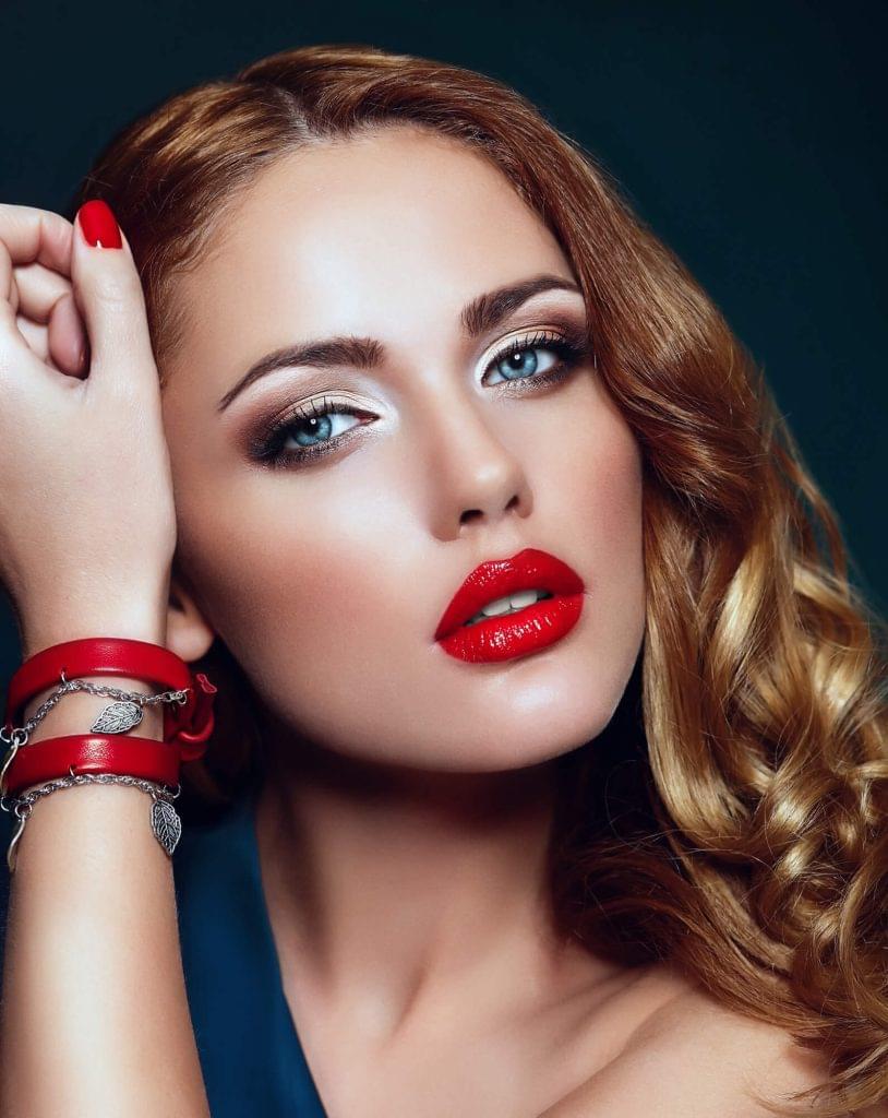 Classical look with red lip