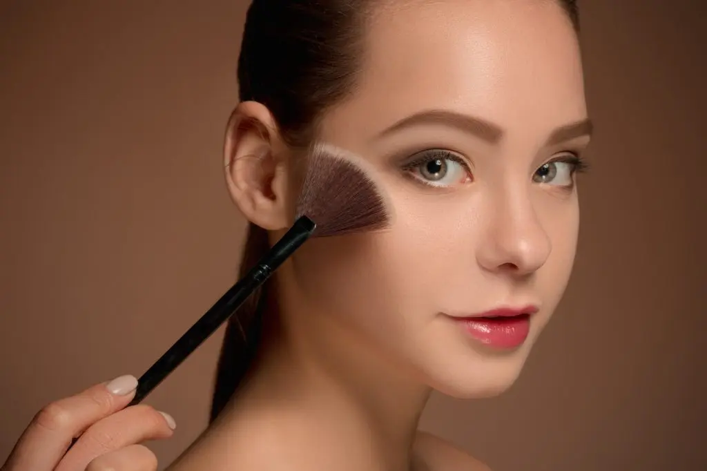 Easy makeup looks for beginners using highlighter 