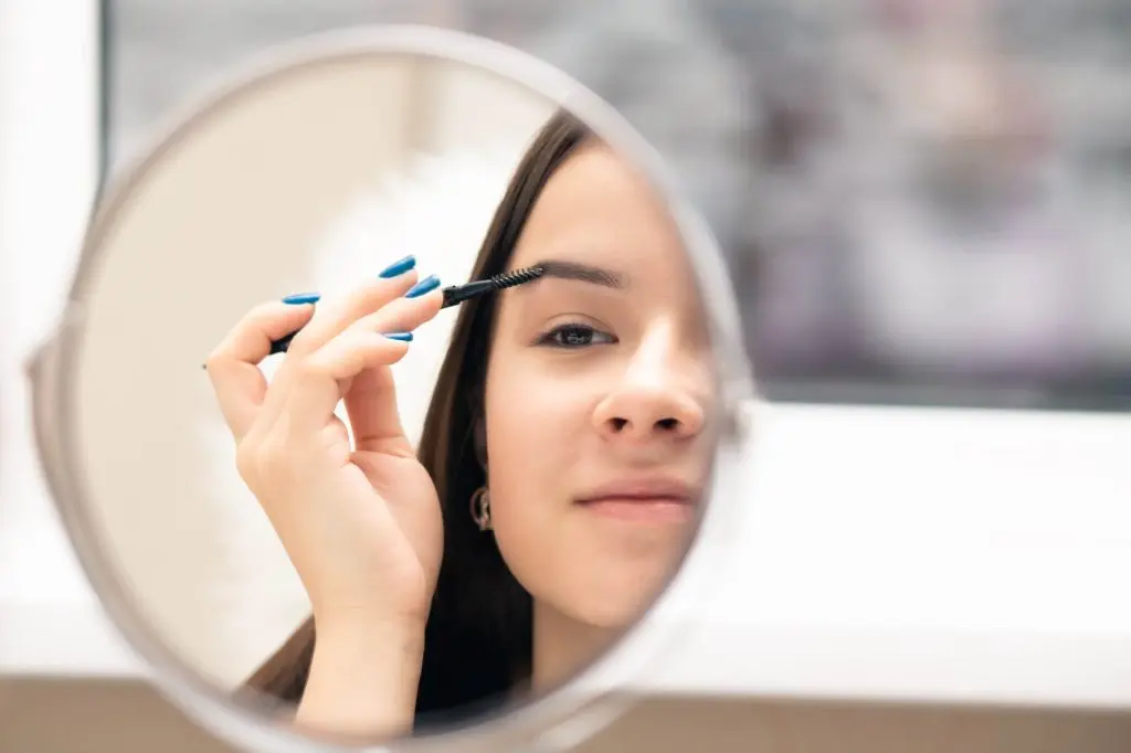Easy makeup looks for school using eyebrow pencil